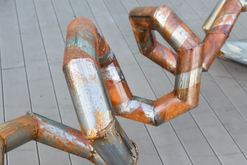 Metal sculpture - Curled metal pipe